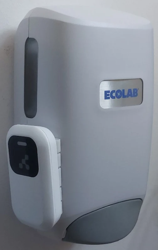 Universal Dispenser Beacon installed on an Ecolab Nexa Compact Manual dispenser, seen from the front